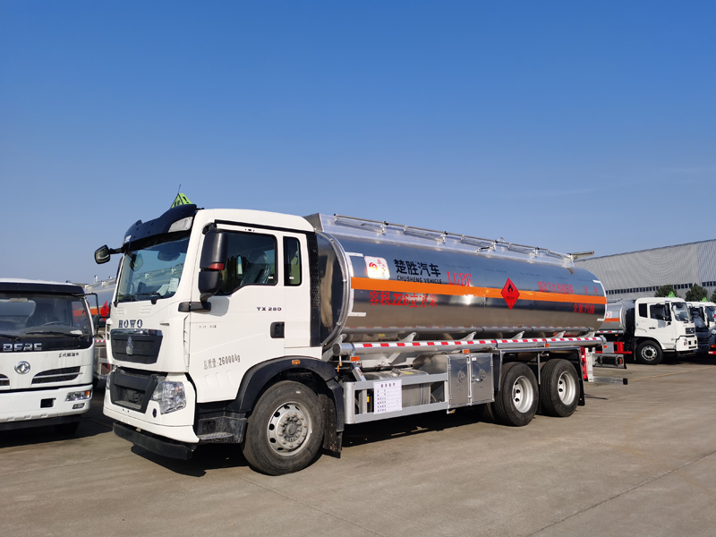 豪沃后八輪油罐車(chē)